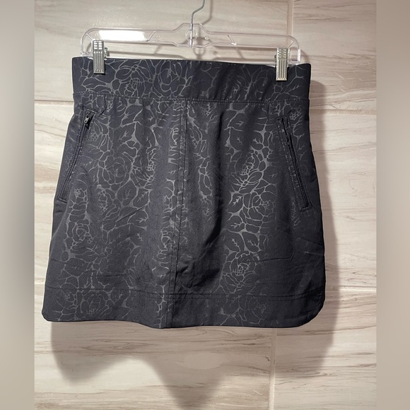Orvis Dresses & Skirts - Orvis Women's Travel Skort Black Embossed Rose Print with Shorts Size Small